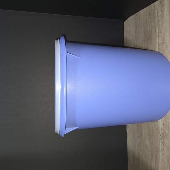 Tupperware 9 qt storage container with lid 255 and 1203 - Picture 1 of 9